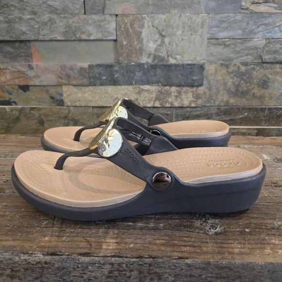 Crocs Sanrah Sandals Womens 7 Brown Hammered Medallion Circle Thong Flip Flop - Picture 3 of 6